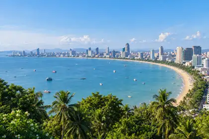 Indy Massage Pattaya: Wide morning view of the curved Pattaya bay with palm trees, hotels and calm sea