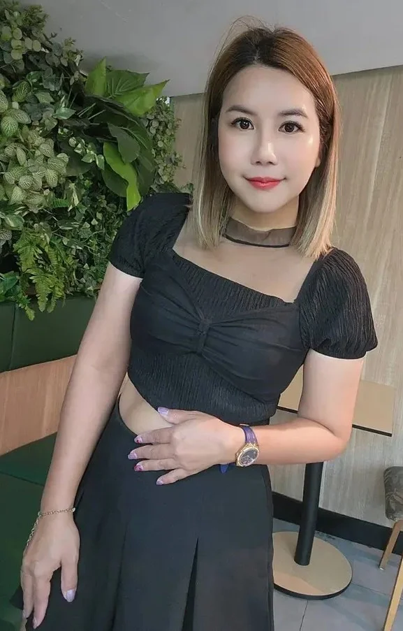 Annie performing Thai massage photo 3 in Bangkok hotel