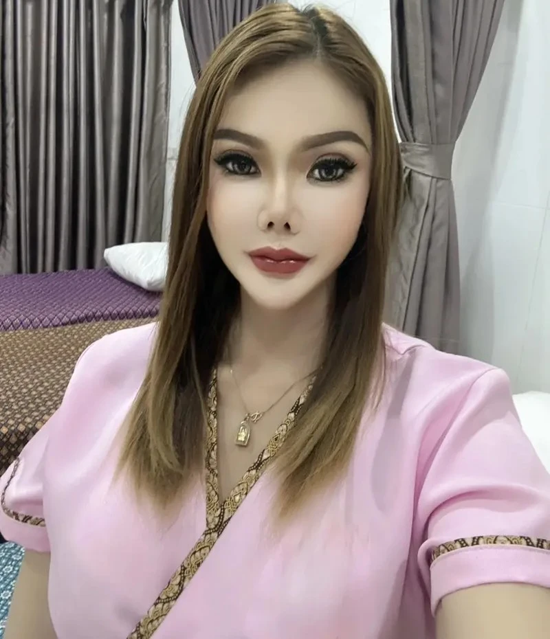 Aya performing Thai massage photo 4 in Bangkok hotel