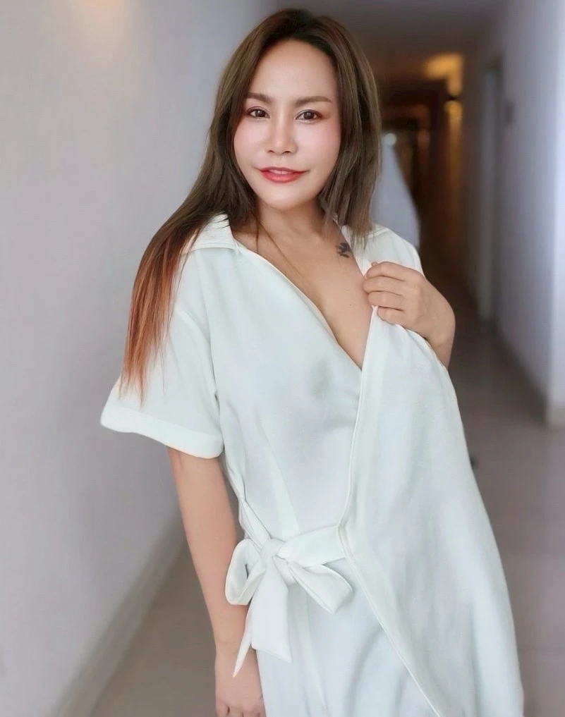 Kate performing Thai massage photo 5 in Bangkok hotel