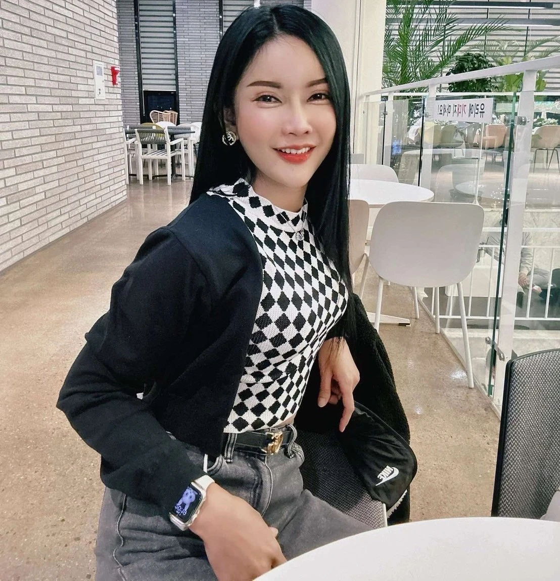 Leeya performing Thai massage photo 6 in Bangkok hotel