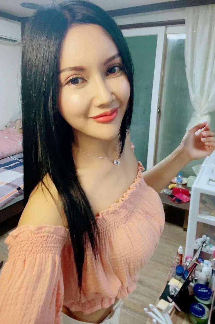 Leeya performing Thai massage photo 8 in Bangkok hotel