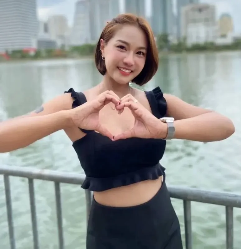 Lisa performing Thai massage photo 2 in Bangkok hotel