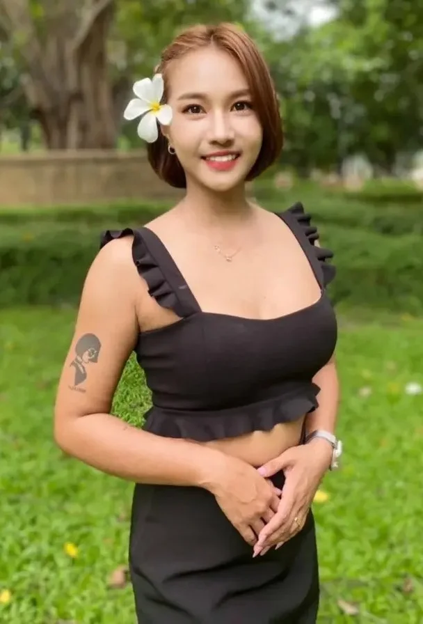 Lisa performing Thai massage photo 3 in Bangkok hotel