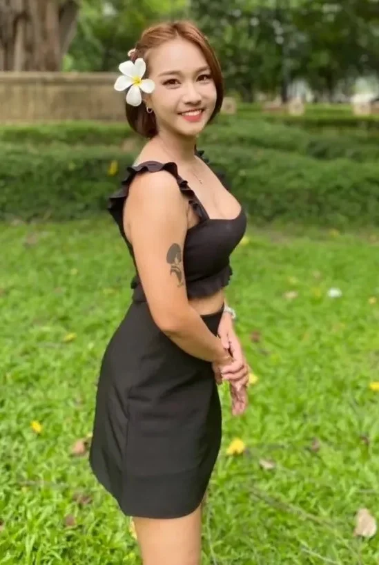 Lisa performing Thai massage photo 4 in Bangkok hotel
