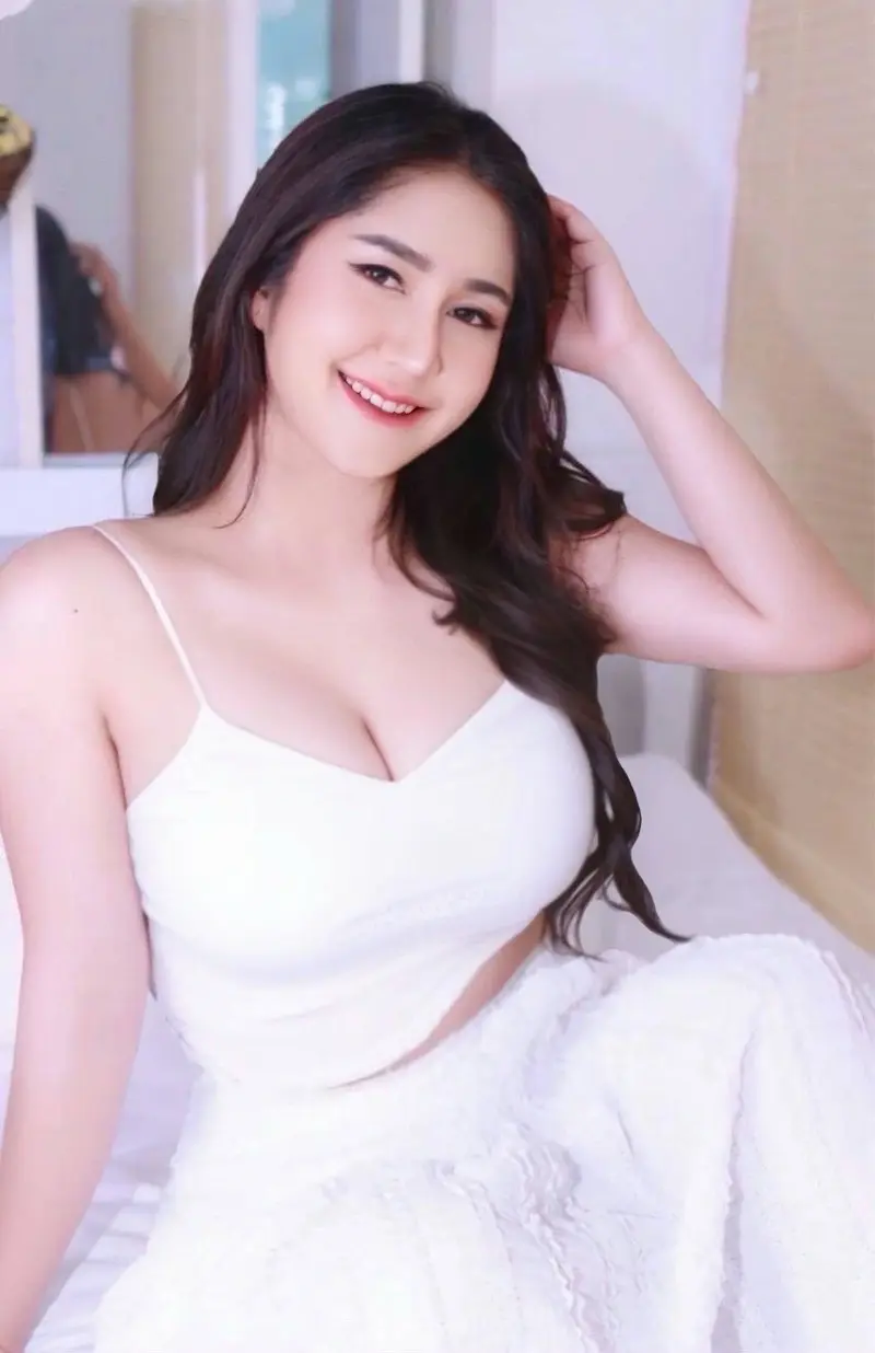 Melon performing Thai massage photo 2 in Bangkok hotel