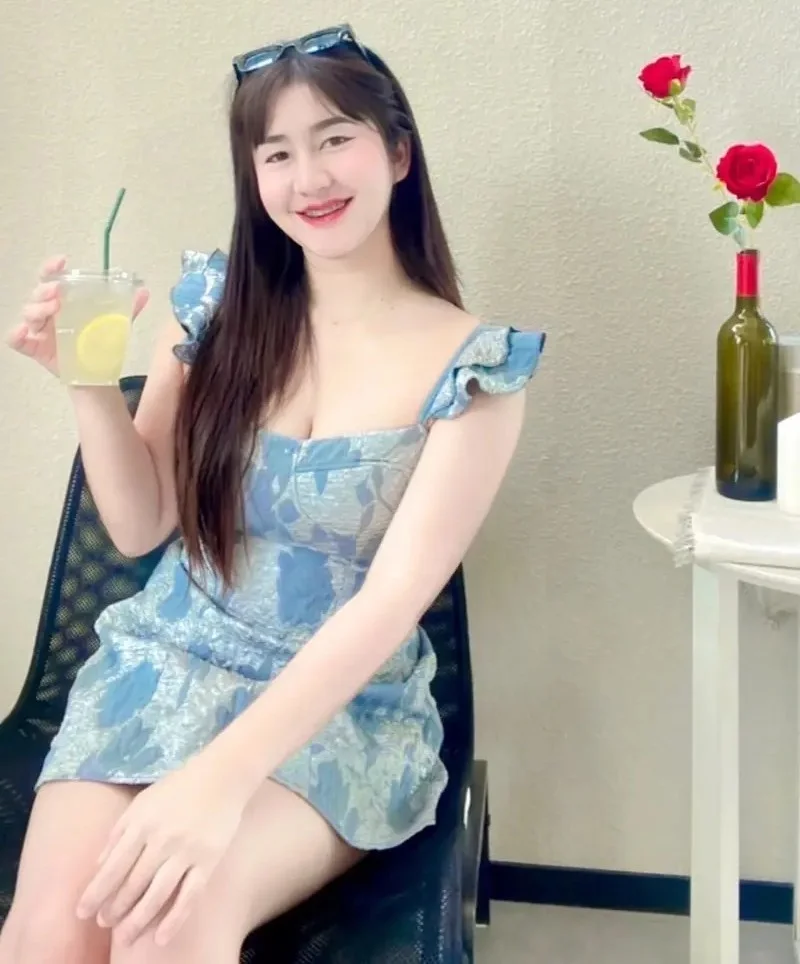 Melon performing Thai massage photo 3 in Bangkok hotel
