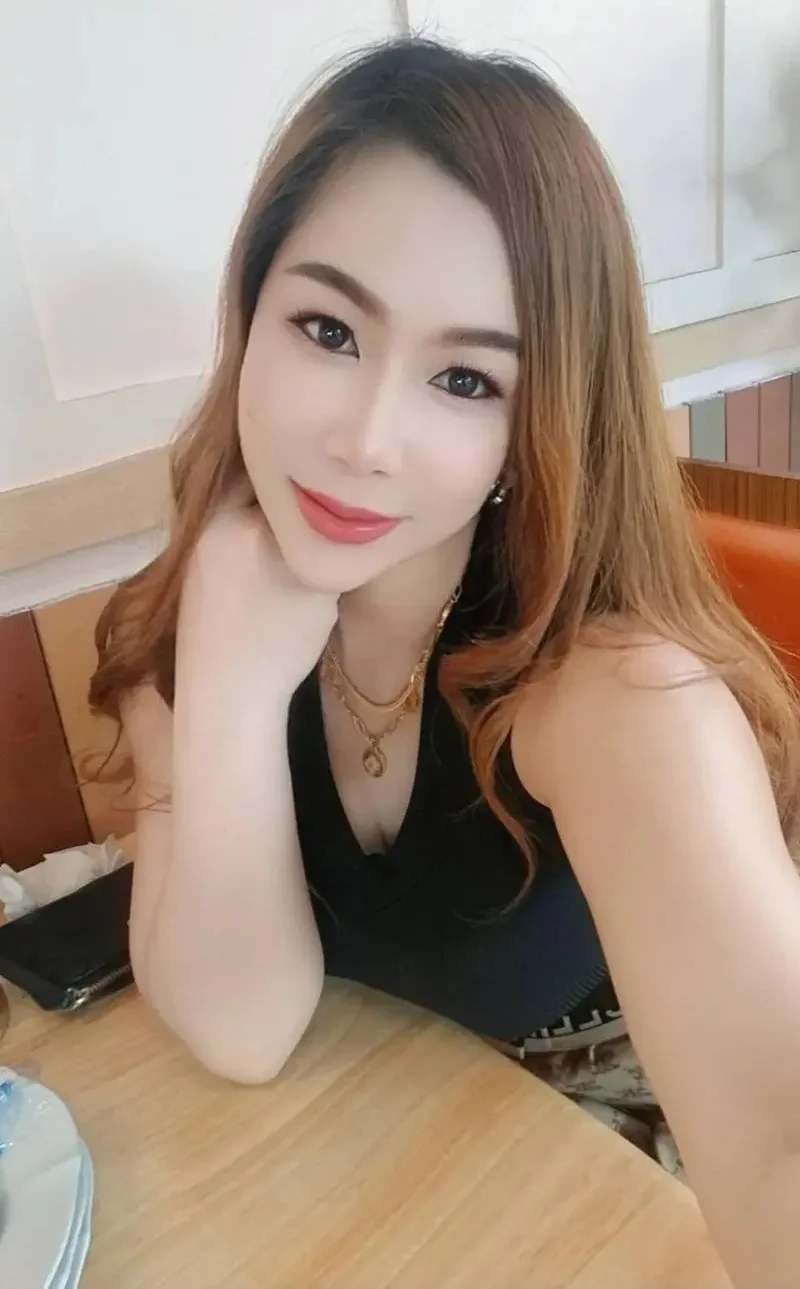 Meya performing Thai massage photo 3 in Bangkok hotel