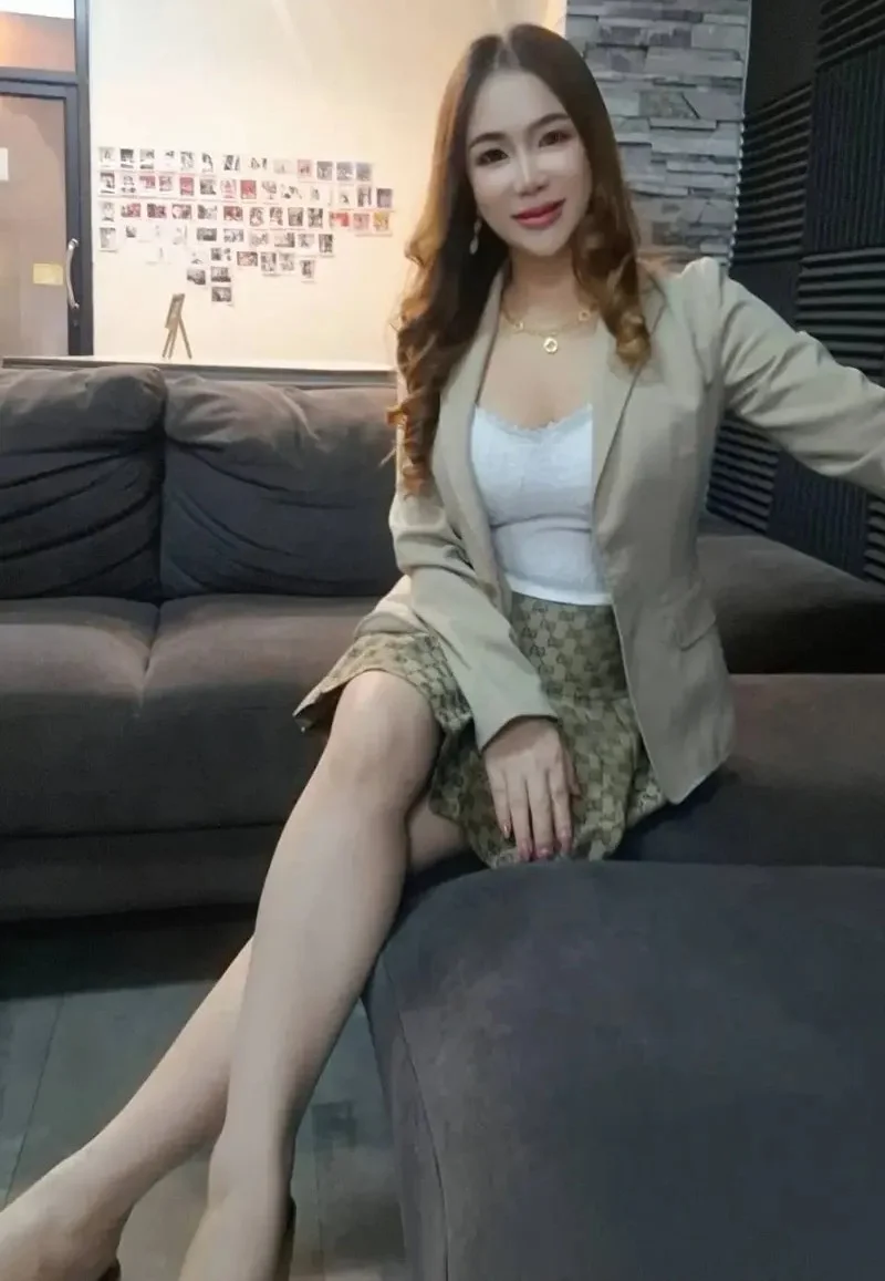 Meya performing Thai massage photo 5 in Bangkok hotel