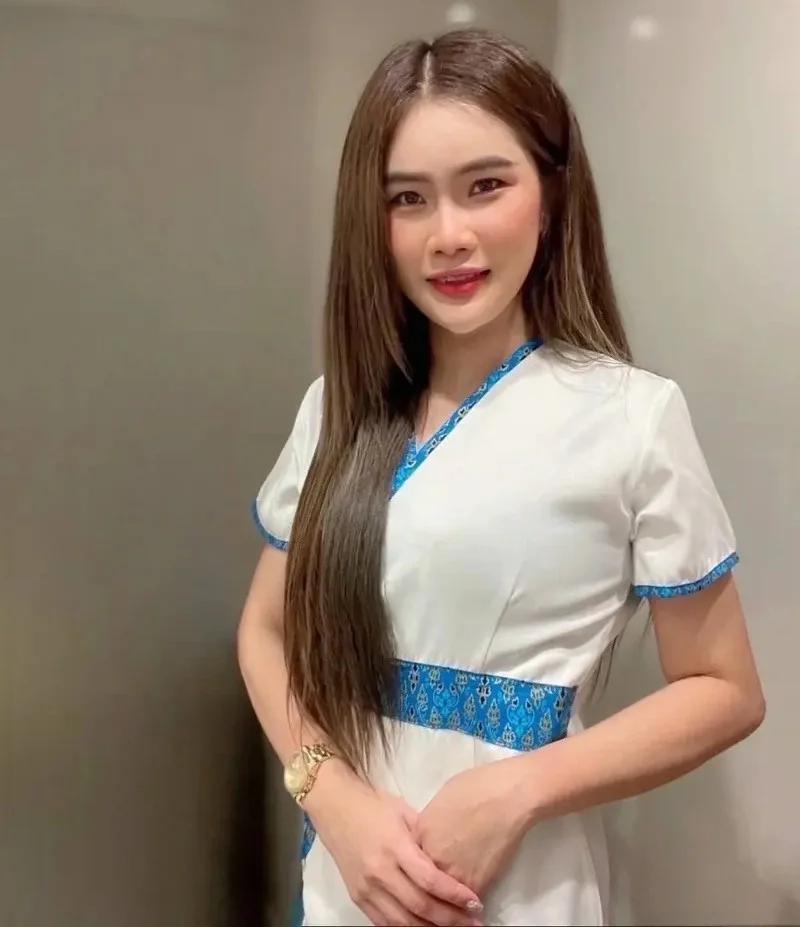 Nabee performing Thai massage photo 2 in Bangkok hotel