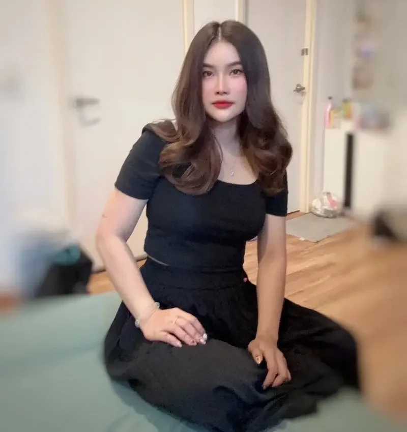 Nabee performing Thai massage photo 6 in Bangkok hotel