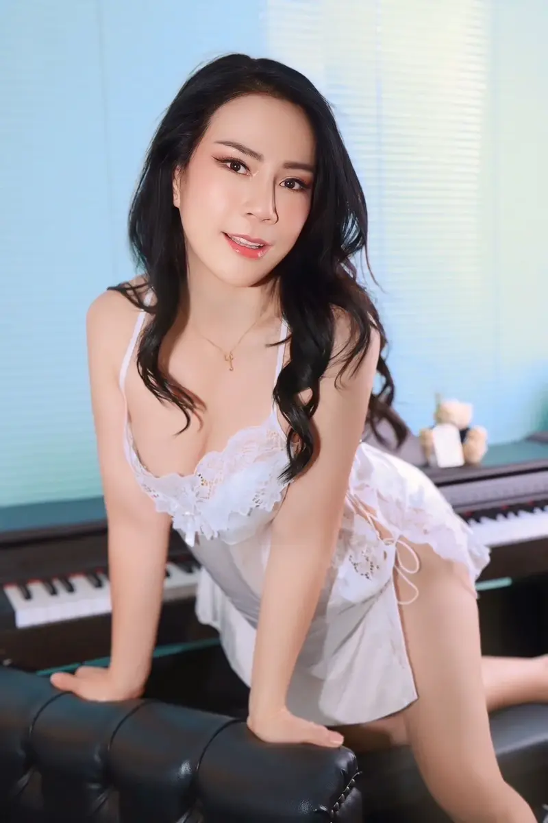 Pikky performing Thai massage photo 3 in Bangkok hotel