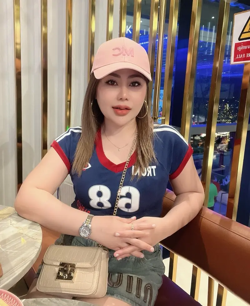 Shadia performing Thai massage photo 2 in Bangkok hotel
