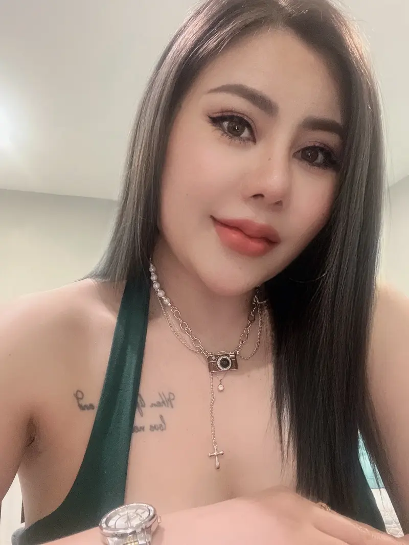 Shadia performing Thai massage photo 4 in Bangkok hotel